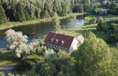 Maakivist-maja-Viljandimaal-järve-kaldal-Lahe-Kinnisvara